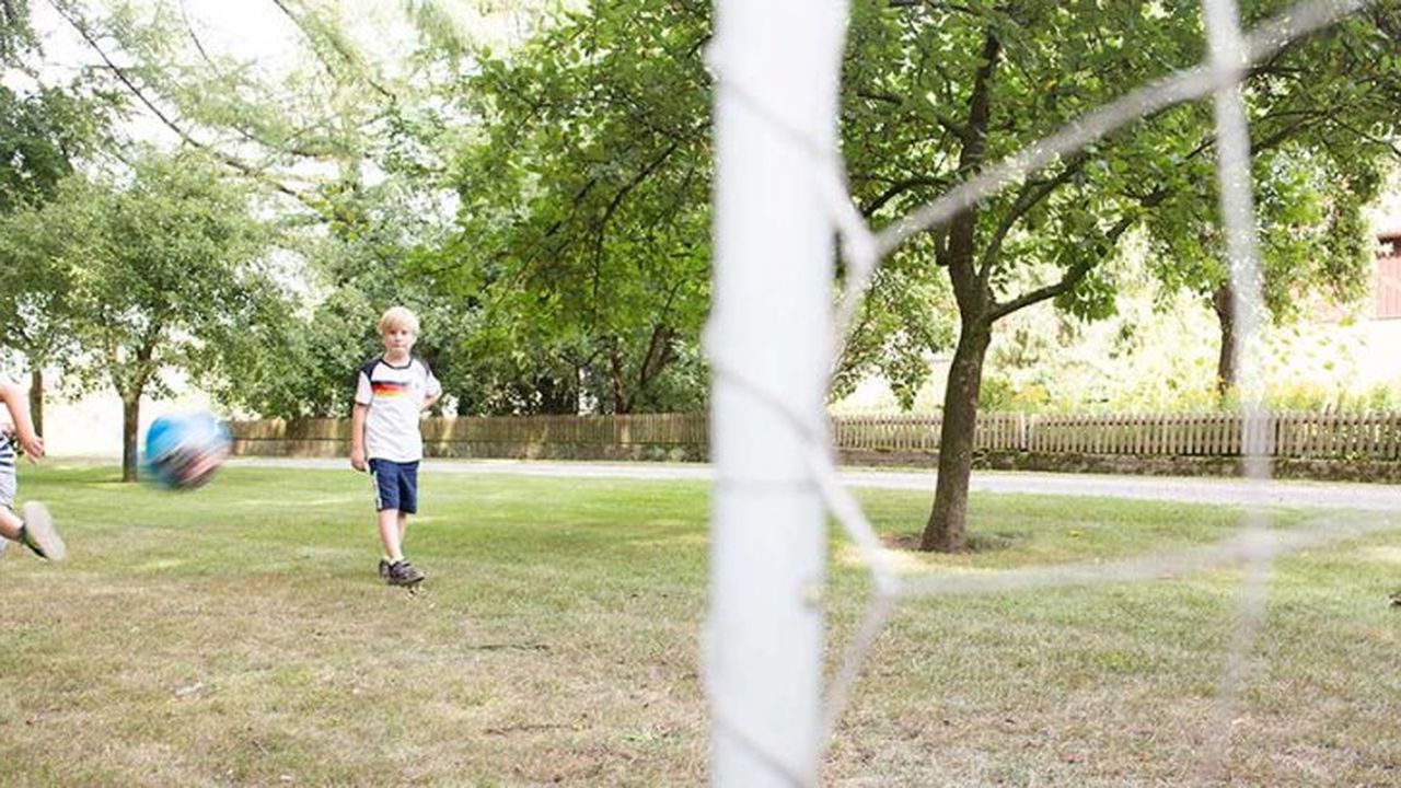kinder-beim-fuballspiel kinder-beim-fuballspiel